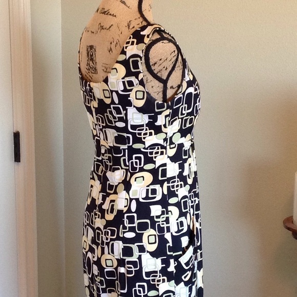 Sleeveless dress with pleats and pockets. - Picture 3 of 4